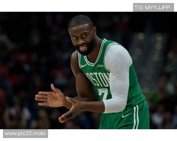 效率不高！杰伦·布朗25投11中拿到26分 三分4中0